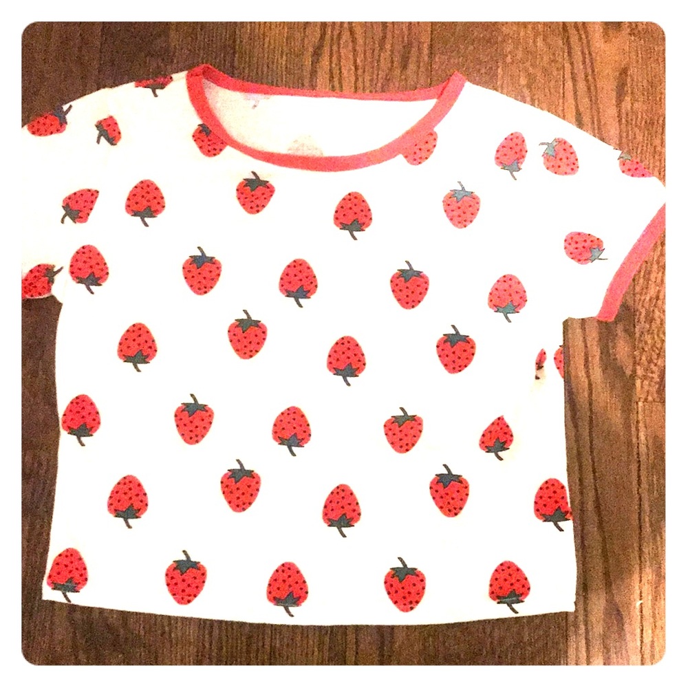 Cropped strawberry imprinted tee with red lining